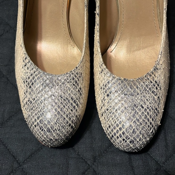 Stuart Weitzman Platform Snakeskin Leather Pump - Picture 10 of 12